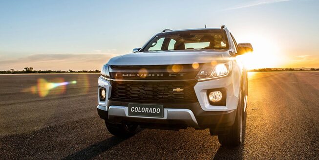 Vista de frente camioneta Chevrolet Colorado High Country