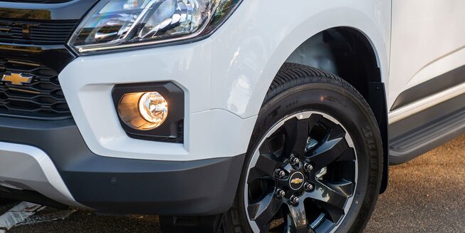 Vista frente, luces camioneta Chevrolet Colorado High Country
