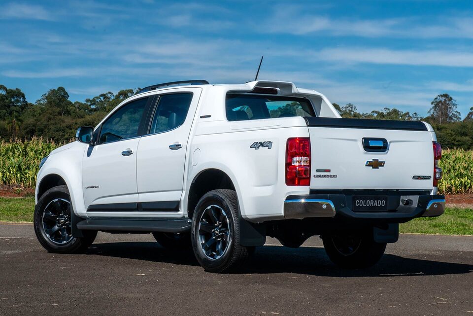 Vista lateral trasero camioneta Chevrolet Colorado High Country