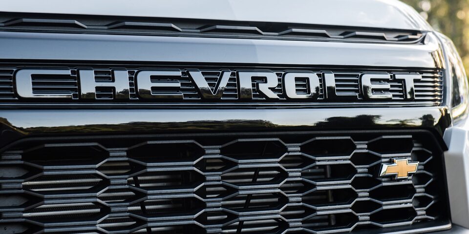 Vista logo frontal camioneta Chevrolet Colorado High Country