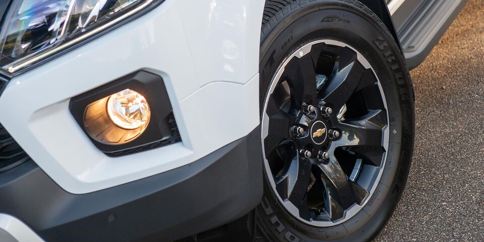 Vista luces delanteras camioneta Chevrolet Colorado High Country