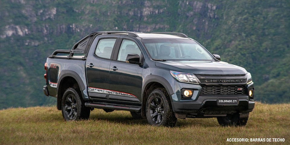 Vista frente camioneta Chevrolet Colorado Z71 color vino