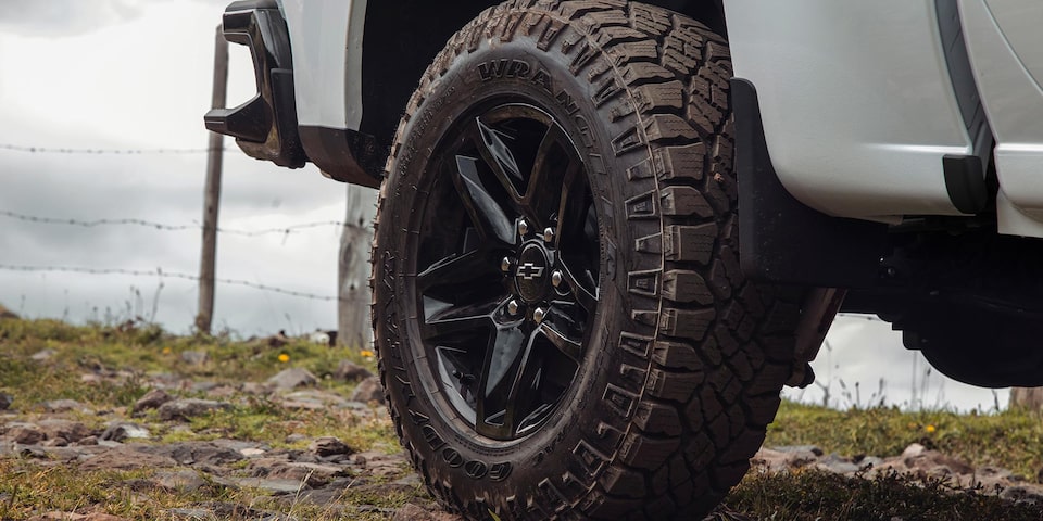 Chevrolet Perú - La Nueva Silverado Trail Boss Z71 tiene neumáticos con labrado agresivo