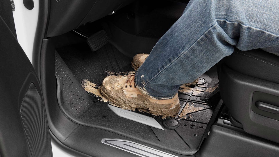 Chevrolet Perú - Los pisos All Weather protegen las alfombras de la Silverado