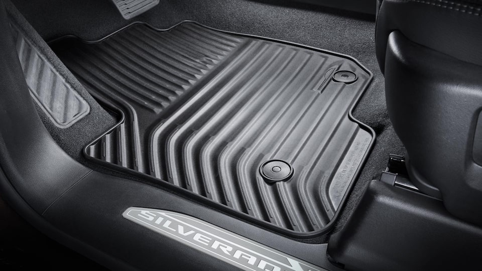 Chevrolet Perú - La Silverado cuenta con el protector umbral para proteger los zócalos de las puertas