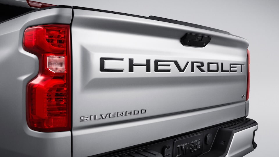 Chevrolet Perú - Luce la Silverado con un aspecto más agresivo gracias a su sticker para el balde