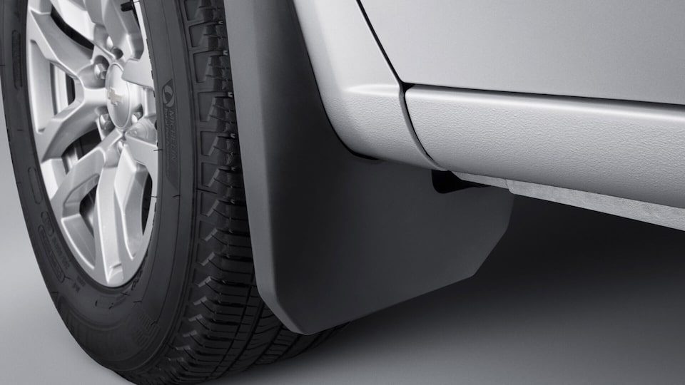 Chevrolet Perú - La Silverado está pensada para protegerse del barro gracias a su guardafangos