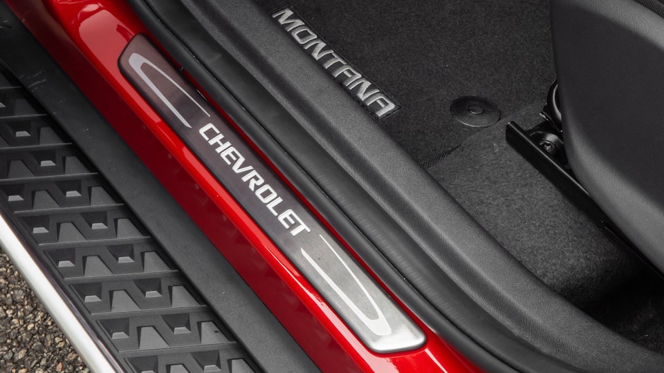 Accesorio protector umbral de puerta iluminado para la pick up Chevrolet Montana