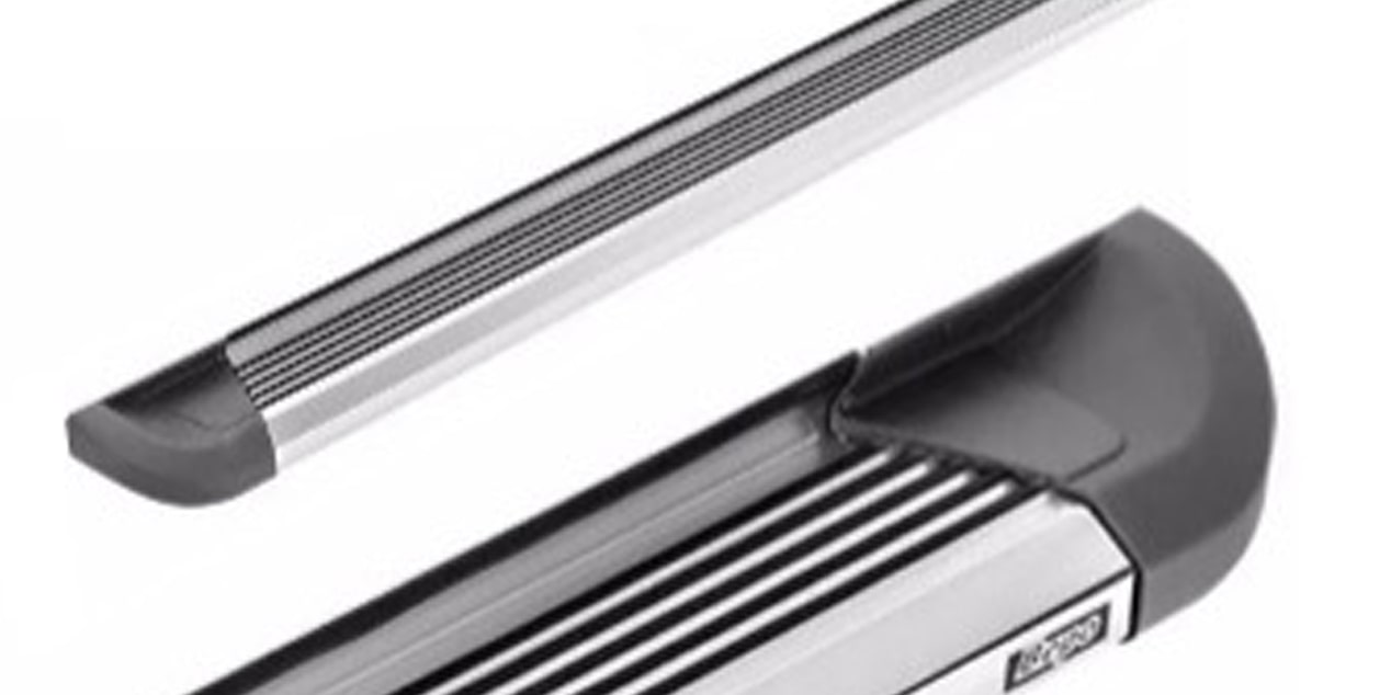 Pickup Chevrolet Colorado - Accesorio estribos de aluminio cromada con negro