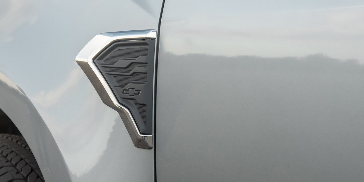Pickup Chevrolet Colorado Gris - Accesorio aplique lateral cromado
