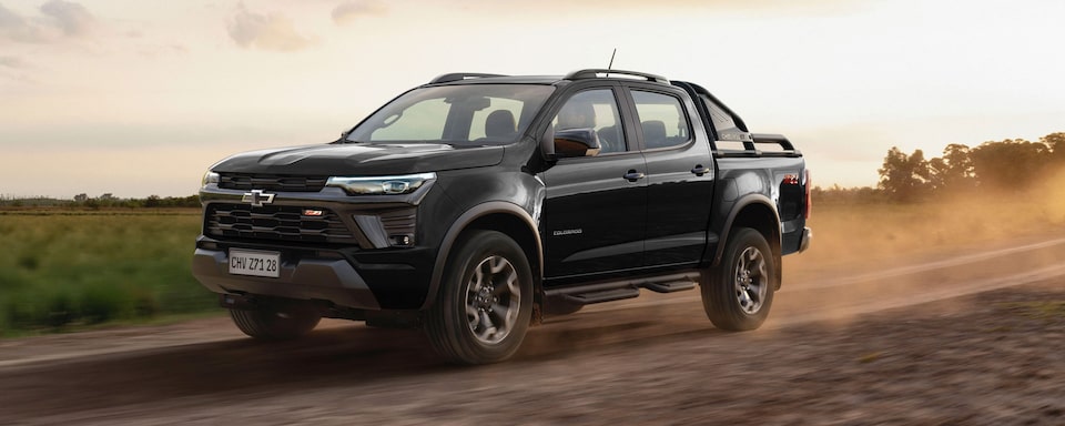 Vista Chevrolet Colorado Z71 negra en marcha