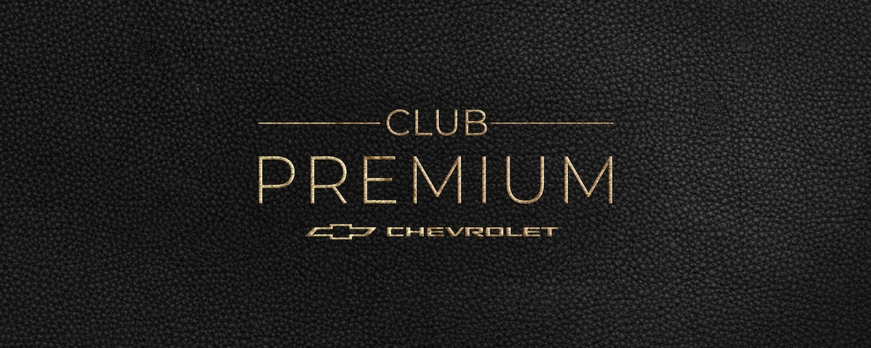 Imagen del logo de Club Premium Chevrolet, centrado y en letras doradas, sobre un fondo de cuero negro.