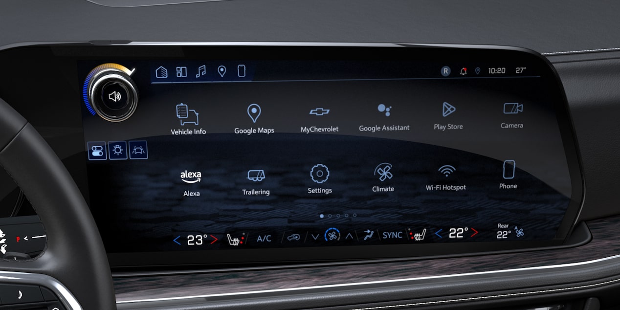 Imagen de una pantalla táctil integrada en un coche Chevrolet, con opciones visibles como Play Store, Camera, MyChevrolet, Google Maps, Alexa, Climate, Google Assistant, WI-Fi HotSpot y más.
