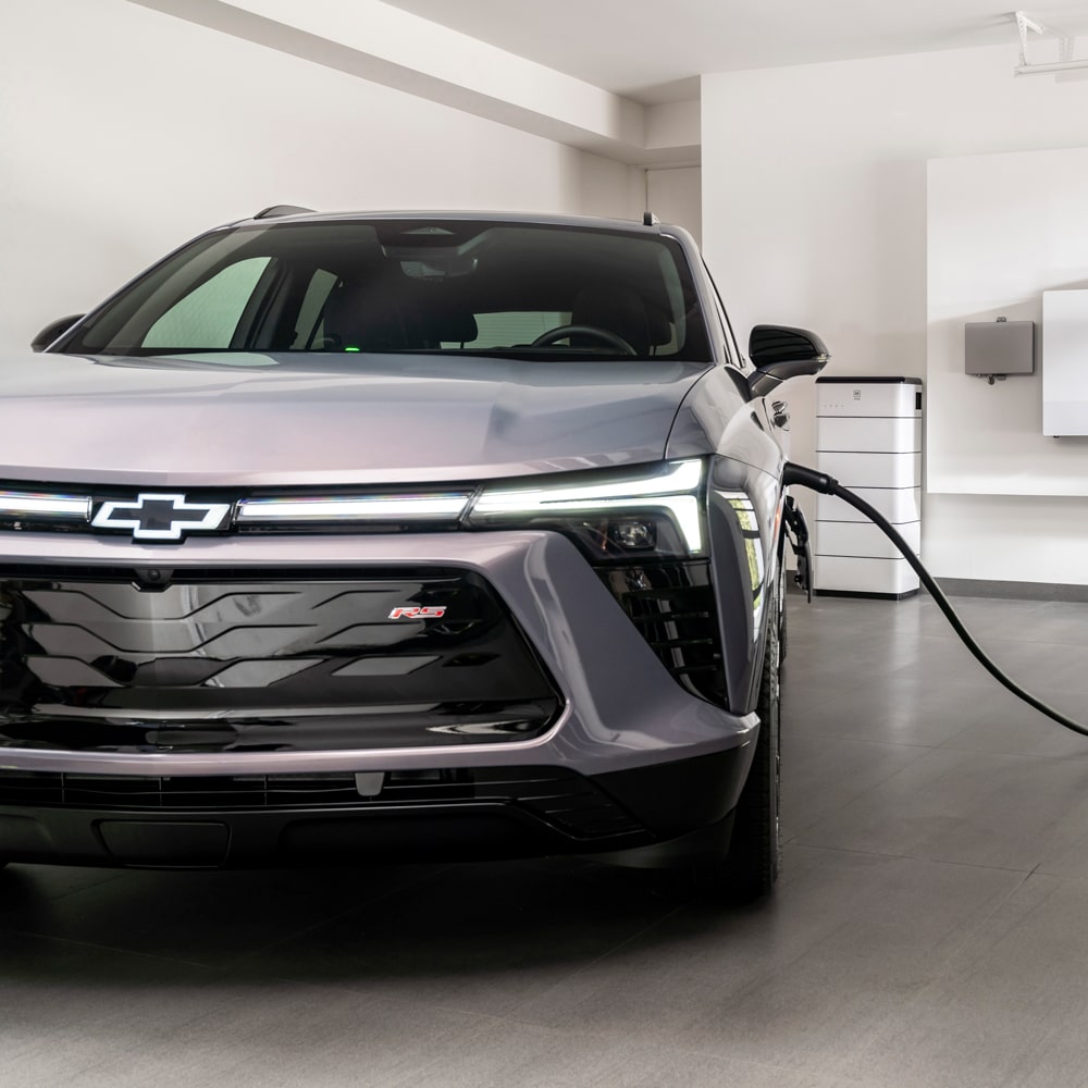 Vehículo eléctrico de Chevrolet cargándose.