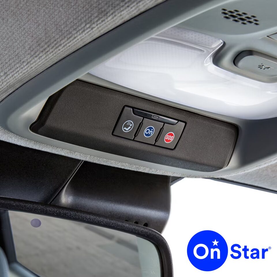 Botón OnStar ubicado en la parte superior de un vehículo Chevrolet.