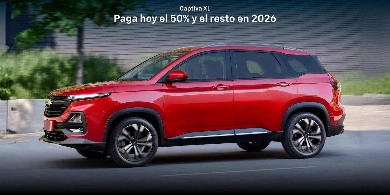 Chevrolet Captiva XL roja en movimiento con promoción paga 50% hoy y el resto en 2026