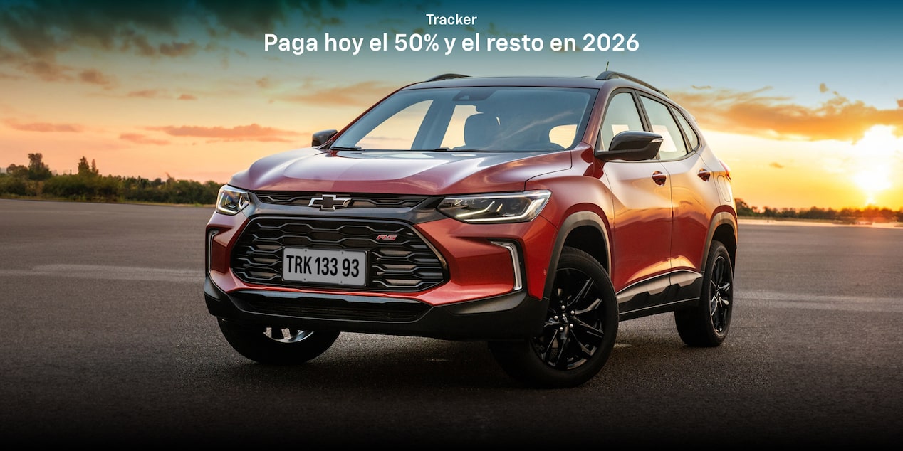 Chevrolet Tracker color rojo al atardecer con promoción paga hoy el 50% y el resto en 2026