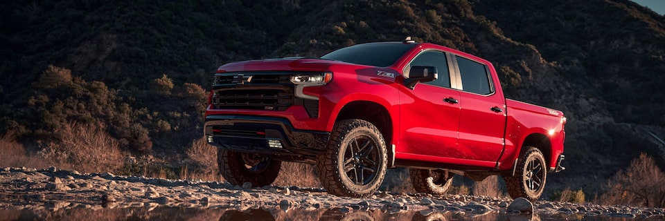 Chevrolet Silverado roja en paisaje montañoso, destacando tradición e innovación en camionetas pick-up