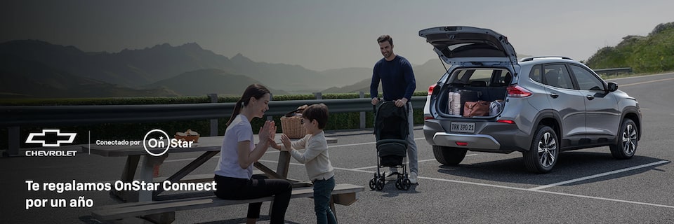 Chevrolet Tracker con tecnología OnStar, familia disfrutando al aire libre, conectividad y seguridad en todo momento