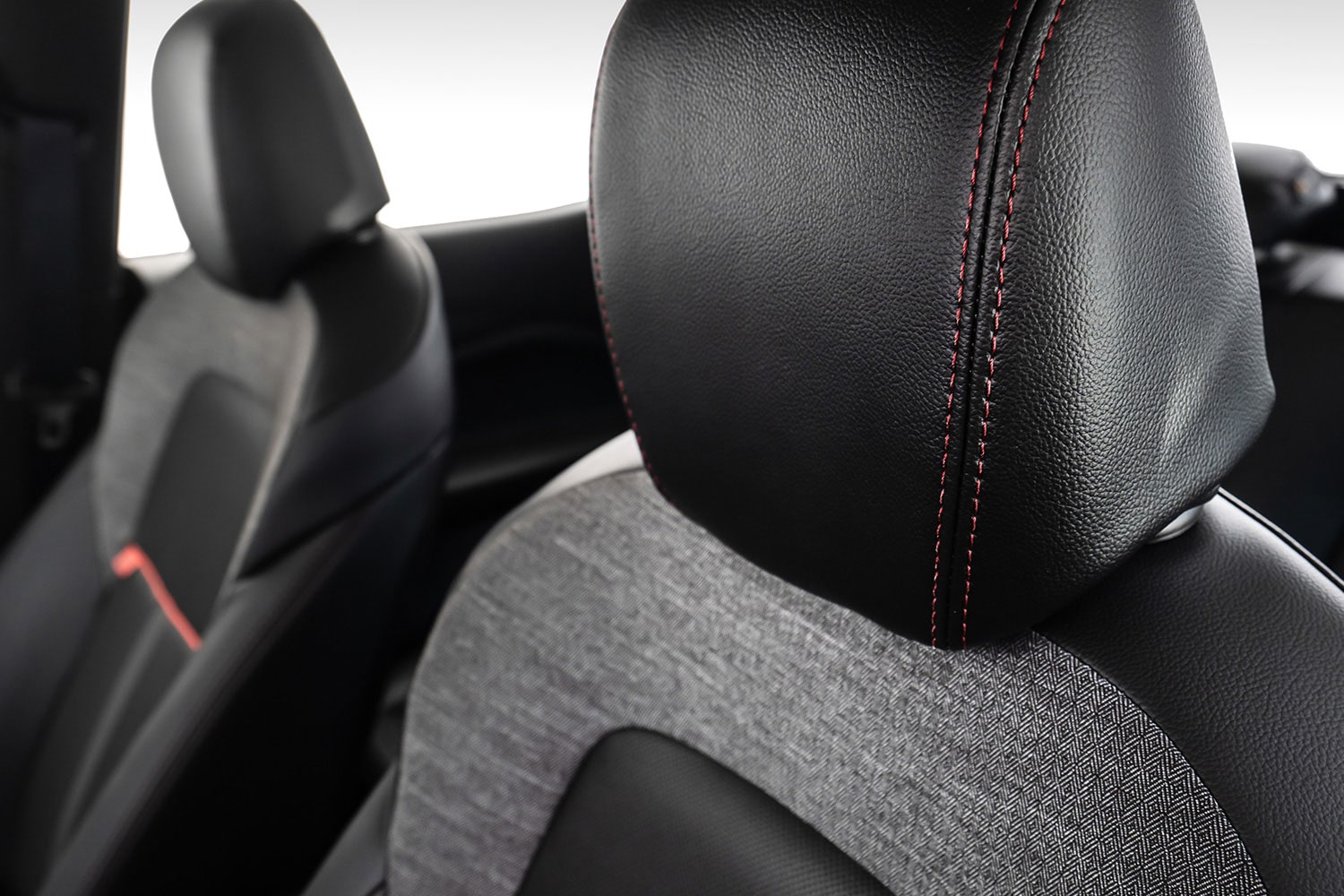 Vista en detalle del resplado del asiento del conductor, mostrando sus detalles y acabados premium.