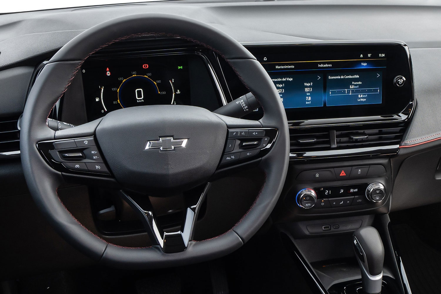 Vista en detalle del volante, controles y pantalla central de la Chevrolet Montana.
