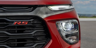 Vista en detalle de la insignia RS en la parrilla frontal de una Chevrolet Montana.