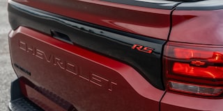 Vista en detalle de la insignia RS en la maletera de una Chevrolet Montana.