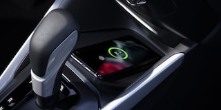 Panel de control del climatizador en el interior de una Chevrolet Montana, con perillas cromadas, pantalla digital central que marca 22 grados y botones para ajustar ventilación, temperatura y modo de circulación de aire.