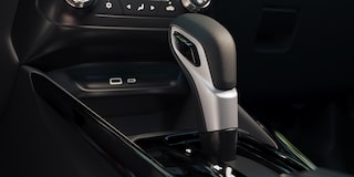 Vista en detalle de la palanca de cambios en la consola central de una Chevrolet Montana.