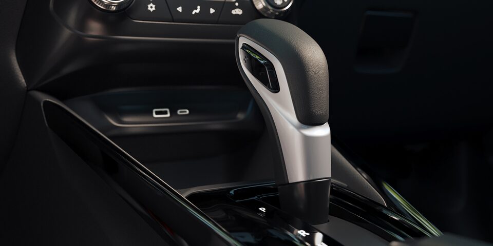 Vista en detalle de la palanca de cambios en la consola central de una Chevrolet Montana.