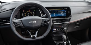 Vista en detalle del volante, controles y pantalla central de la Chevrolet Montana.