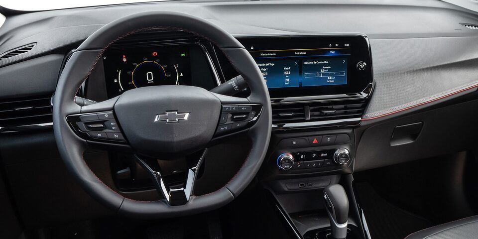 Vista en detalle del volante, controles y pantalla central de la Chevrolet Montana.