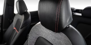 Vista en detalle del resplado del asiento del conductor, mostrando sus detalles y acabados premium.