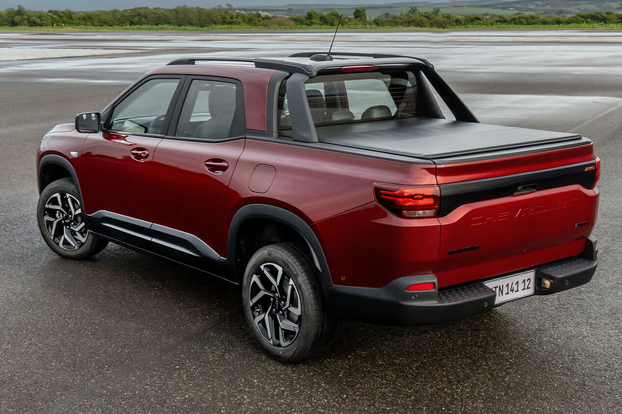 Imagen de una Chevrolet Montana estacionada en una zona descampada al aire libre vista desde atrás y en ángulo.