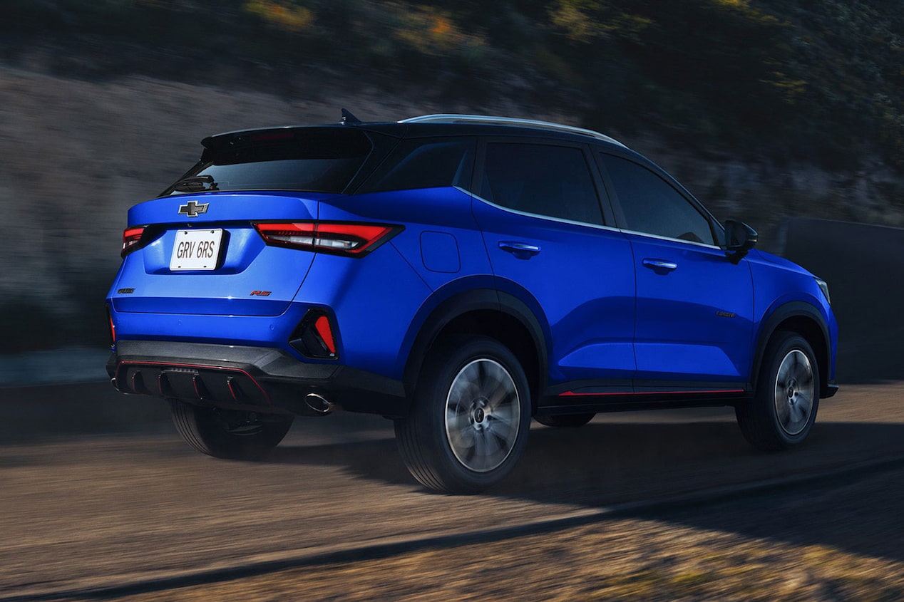 Chevrolet Groove circulando por un camino de tierra.