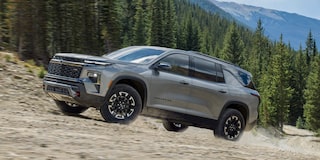 Vista lateral del Chevrolet Tracker LTZ AT Turbo estacionada en área urbana