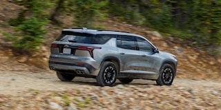 Vista lateral del Chevrolet Tracker LT AT Turbo estacionado en área urbana