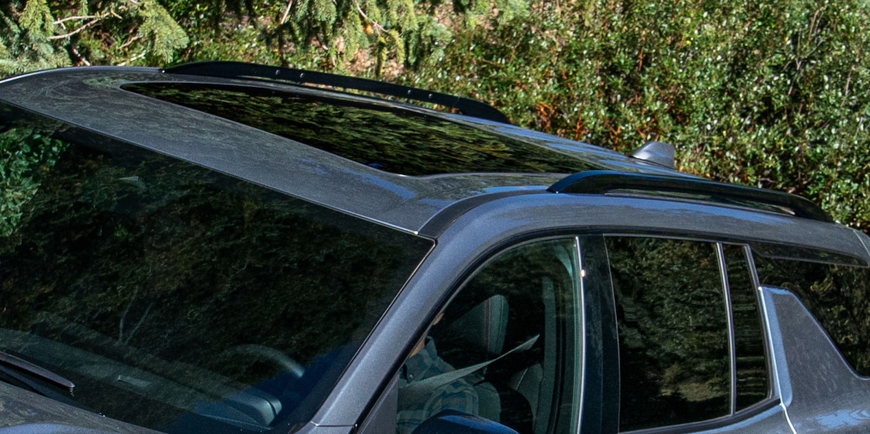 Vista exterior y en detalle del sunroof de la Chevrolet Traverse.