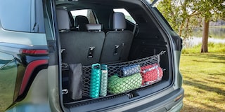 Vista frontal del Chevrolet Tracker estacionado en zona urbana