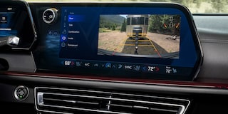 Interior frontal con acabado Jet Black e High Gloss