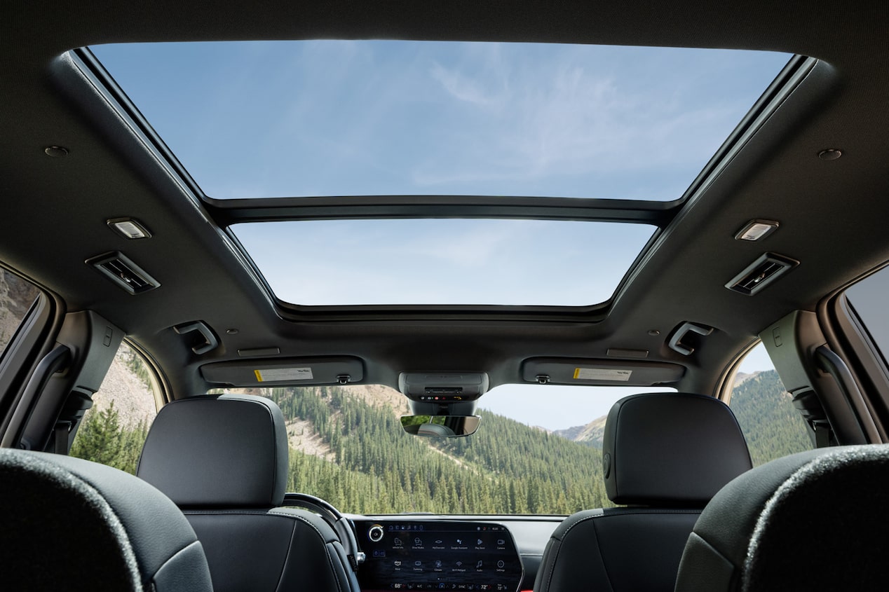 Vista desde el interior del Sunroof panorámico en la Chevrolet Traverse.